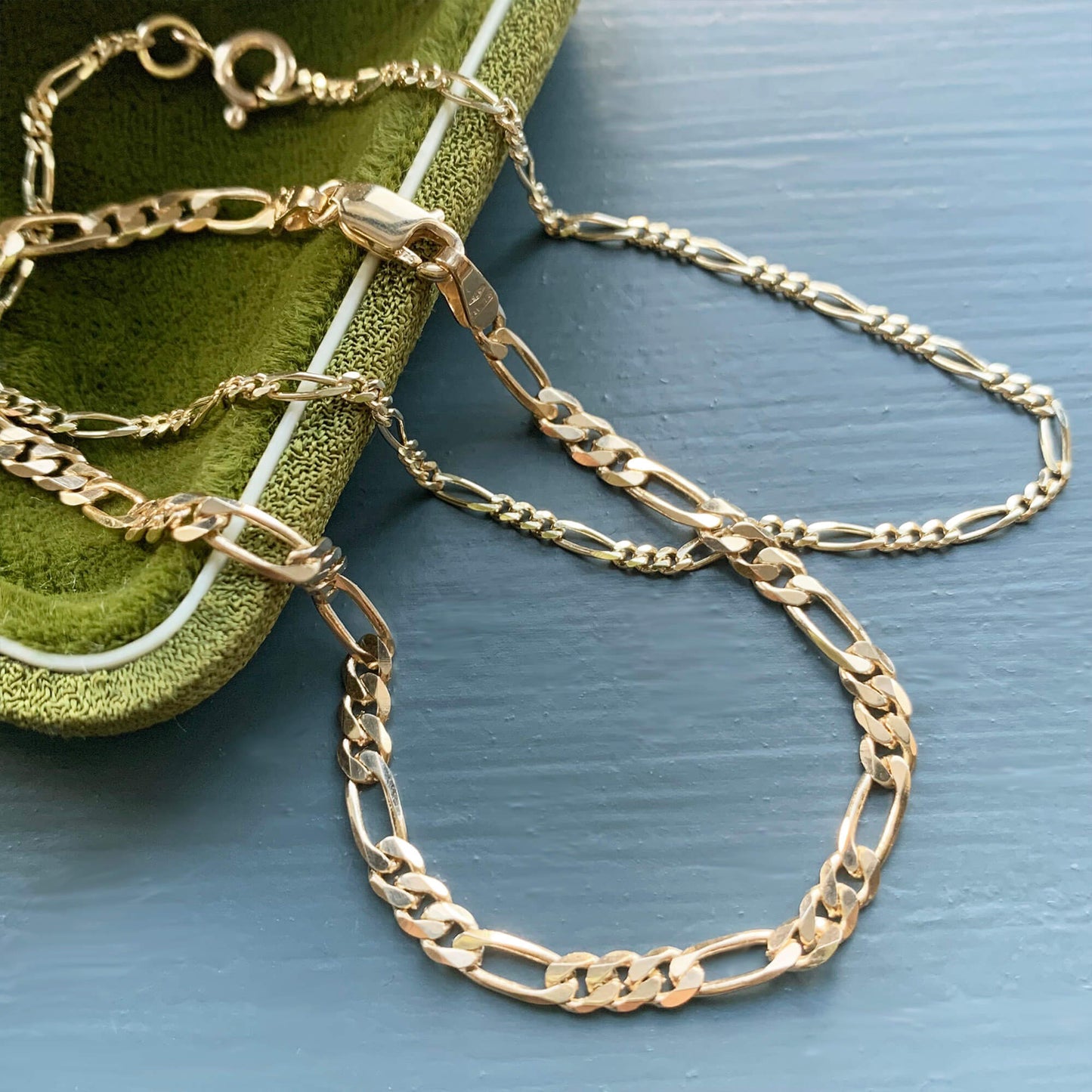 9K GOLD FIGARO CHAIN BRACELET