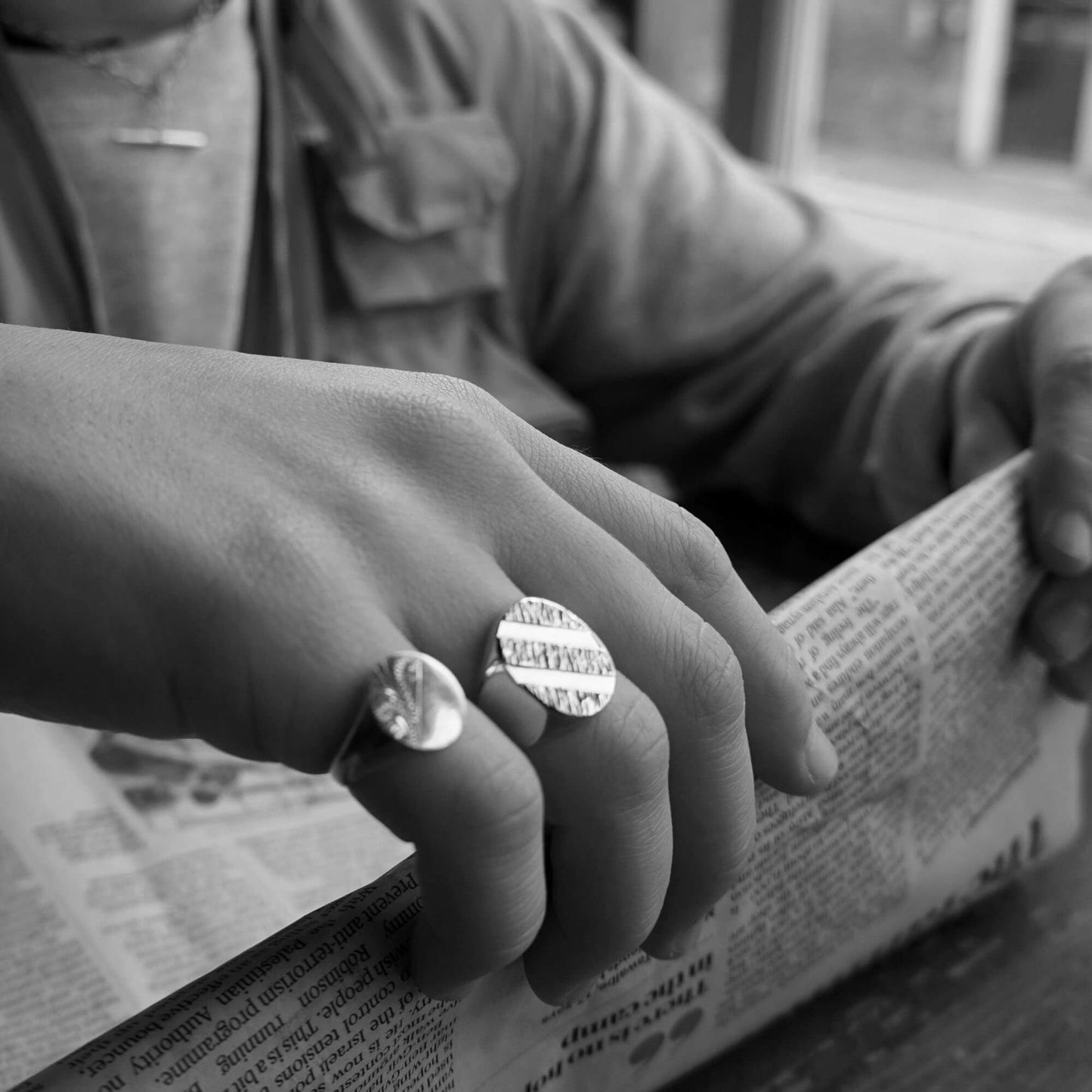 VINTAGE 9K GOLD STRIPE BARK SIGNET RING