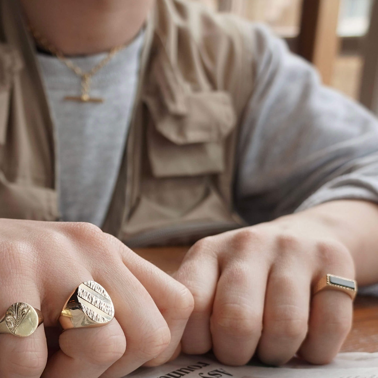 VINTAGE 9K GOLD STRIPE BARK SIGNET RING