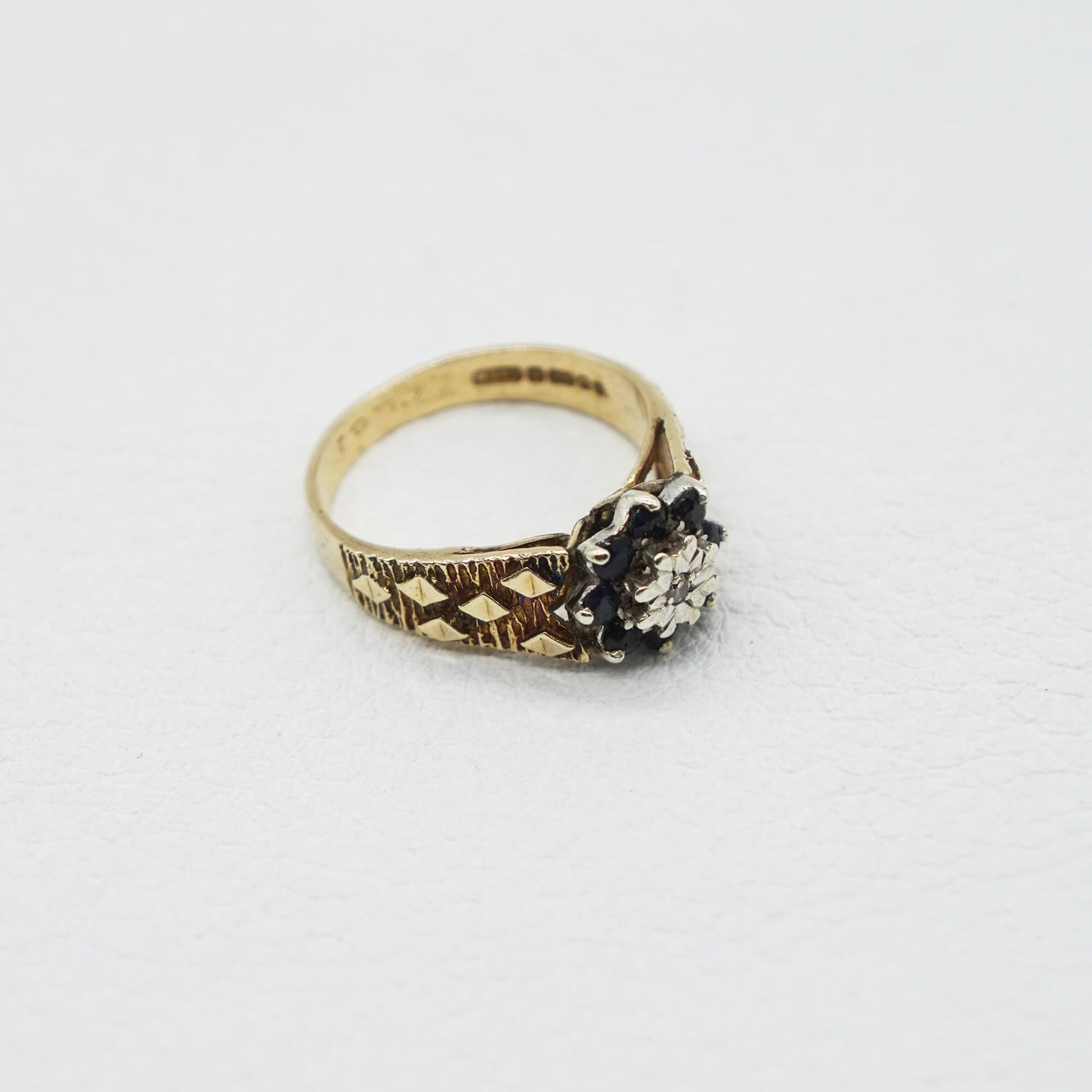 VINTAGE 9K GOLD DIAMOND & SAPPHIRE CLUSTER RING