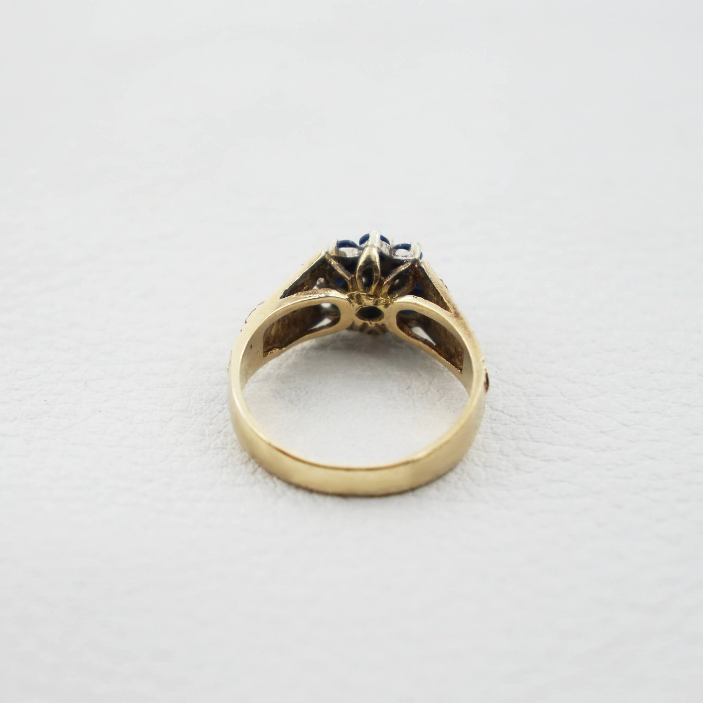 VINTAGE 9K GOLD DIAMOND & SAPPHIRE CLUSTER RING