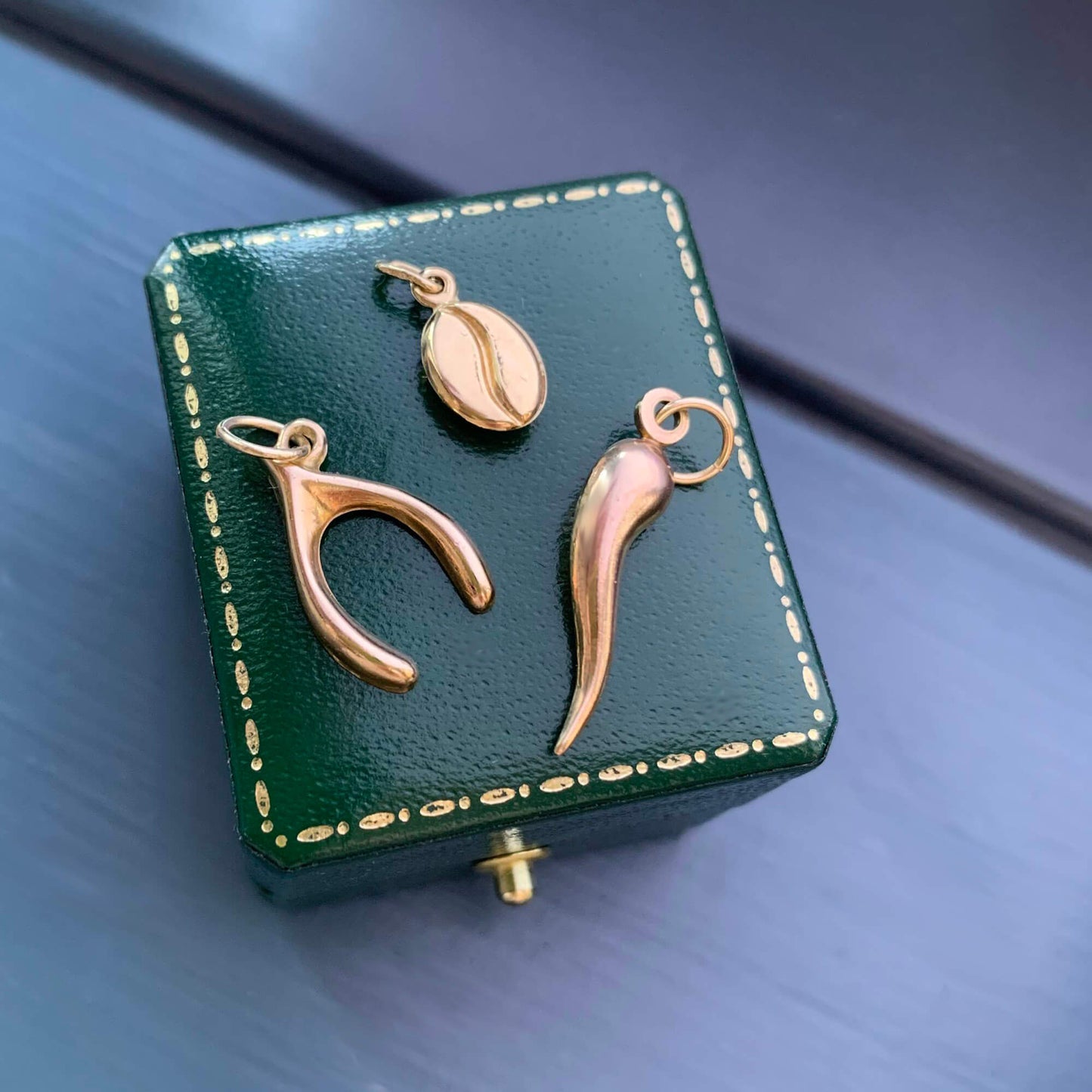 VINTAGE 9K GOLD WISHBONE CHARM PENDANT