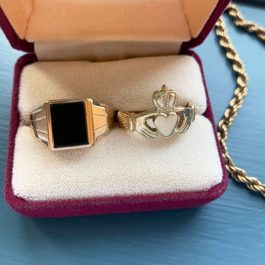 VINTAGE 9K GOLD ONYX RIDGE SIGNET RING