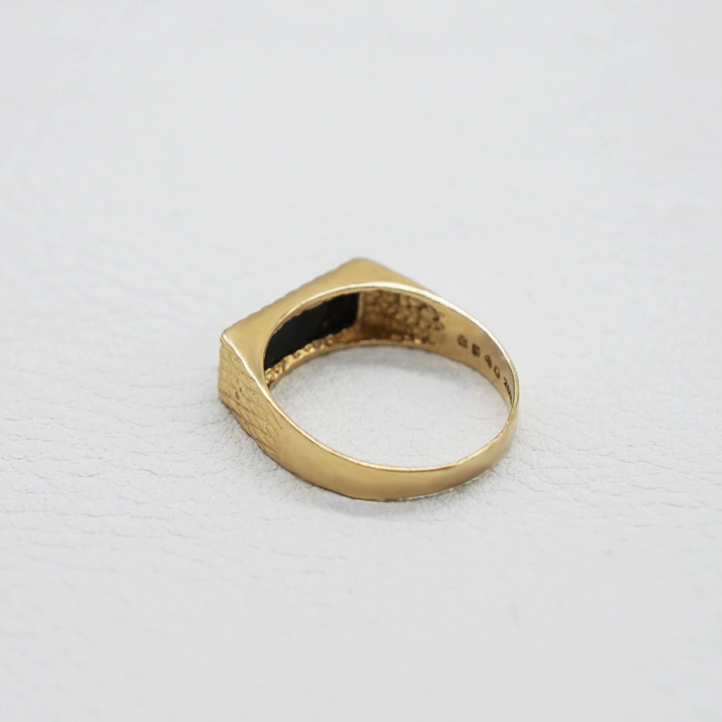 VINTAGE 9K GOLD ONYX TEXTURE BAND RING