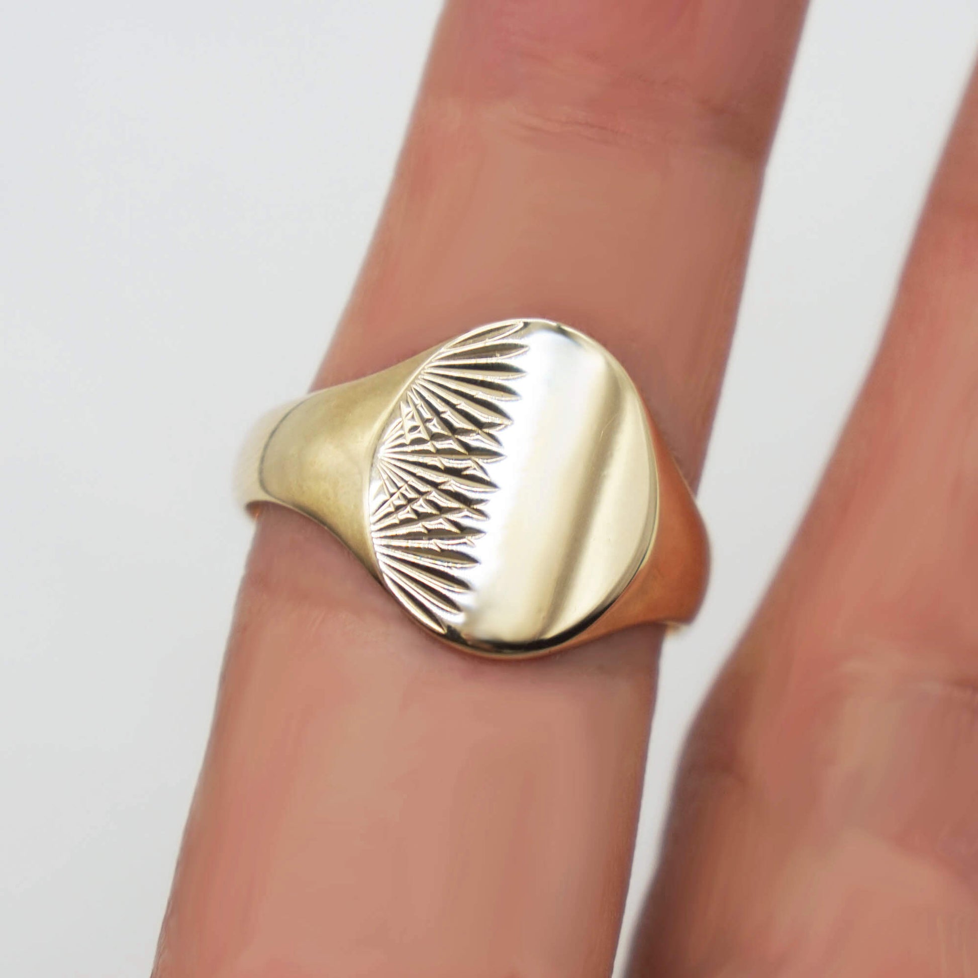 VINTAGE 9K GOLD OVAL PATTERNED SIGNET RING PAWNSHOP
