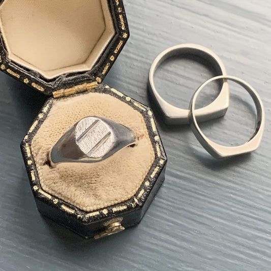 VINTAGE STERLING SILVER OVAL STRIPE TEXTURED SIGNET RING
