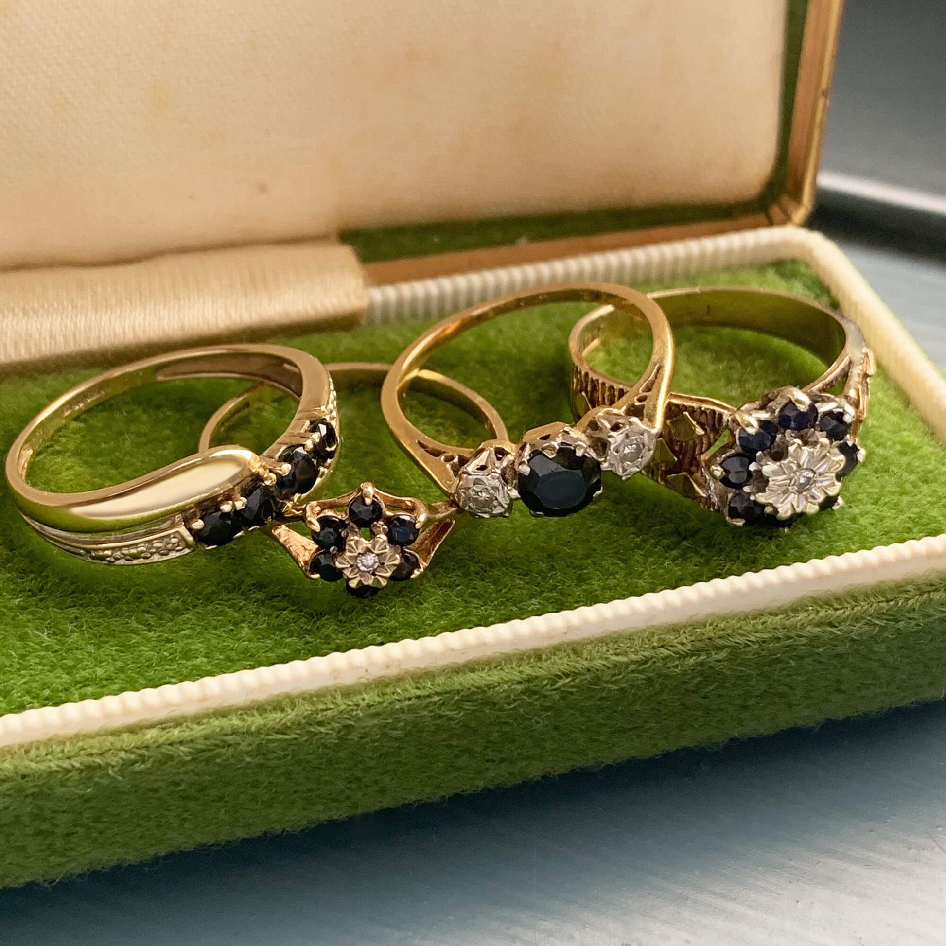 VINTAGE 9K GOLD DIAMOND SAPPHIRE CLUSTER RING